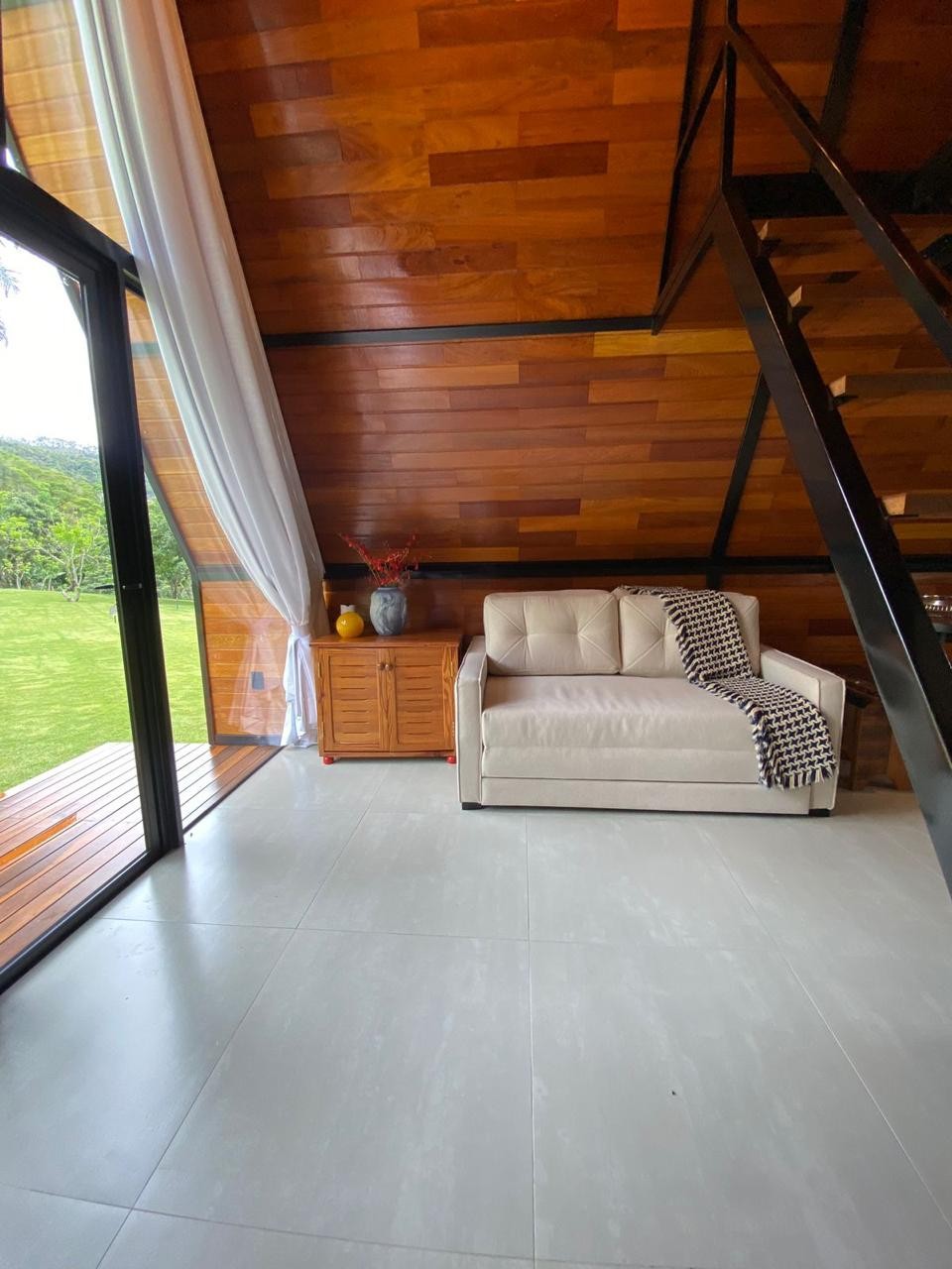 Interior acolhedor de um chalé Lumi com madeira e luz natural